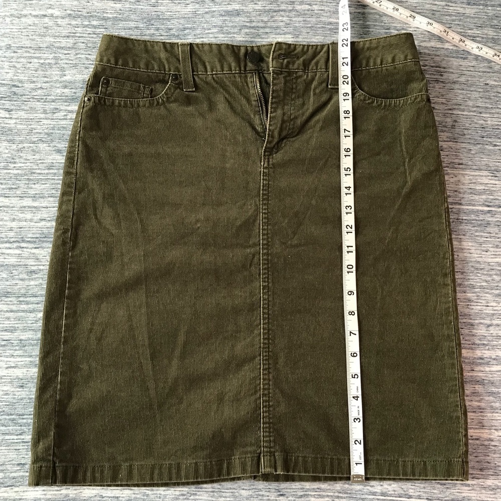 L.L. Bean Corduroy Skirt in Hunter Green (US 6)
